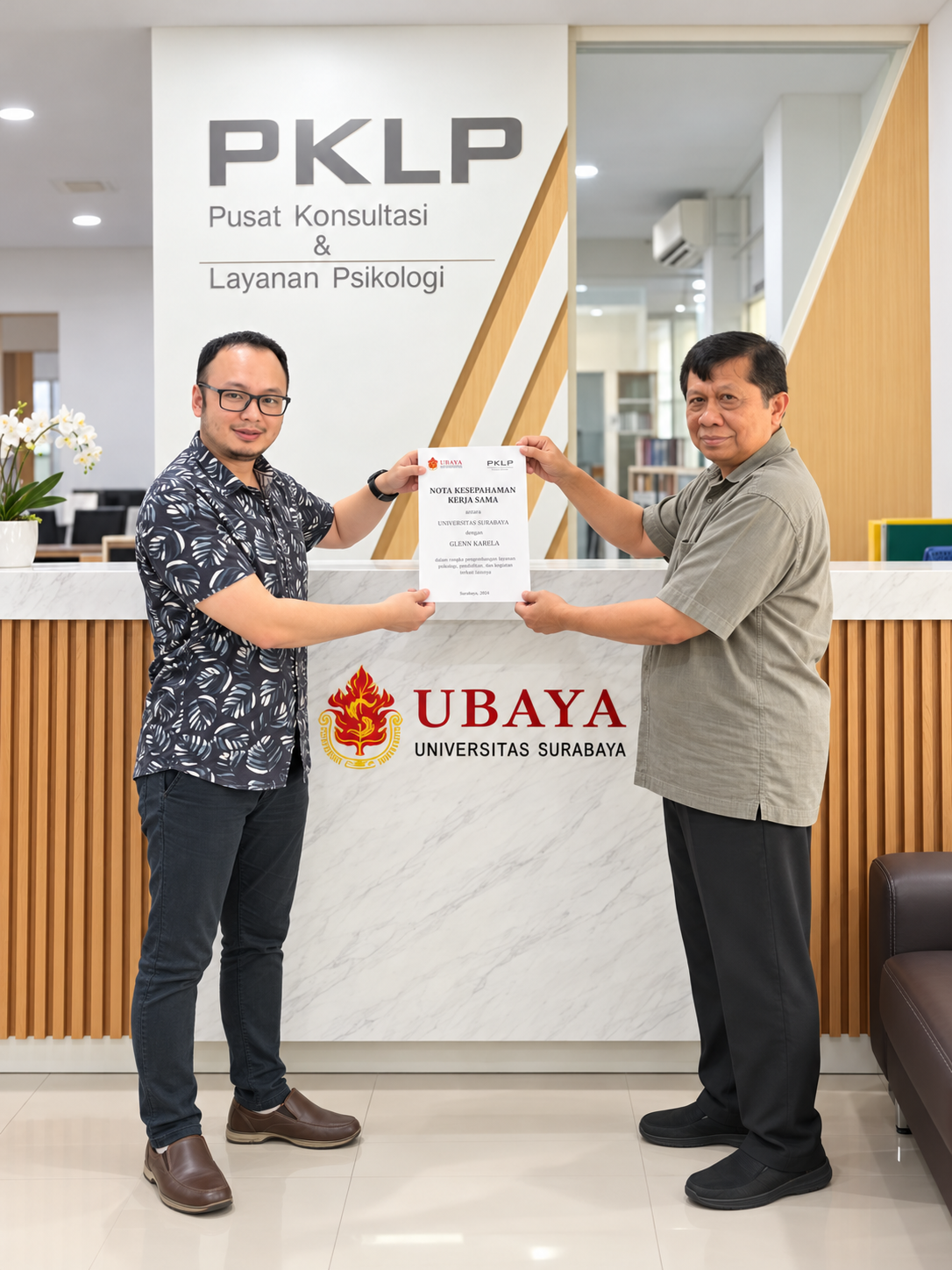 Glenn Karela bersama Dr. Drs. V. Heru Hariyanto, M.Si., Psikolog, Direktur PKLP UBAYA, dalam dokumentasi pertemuan di Universitas Surabaya